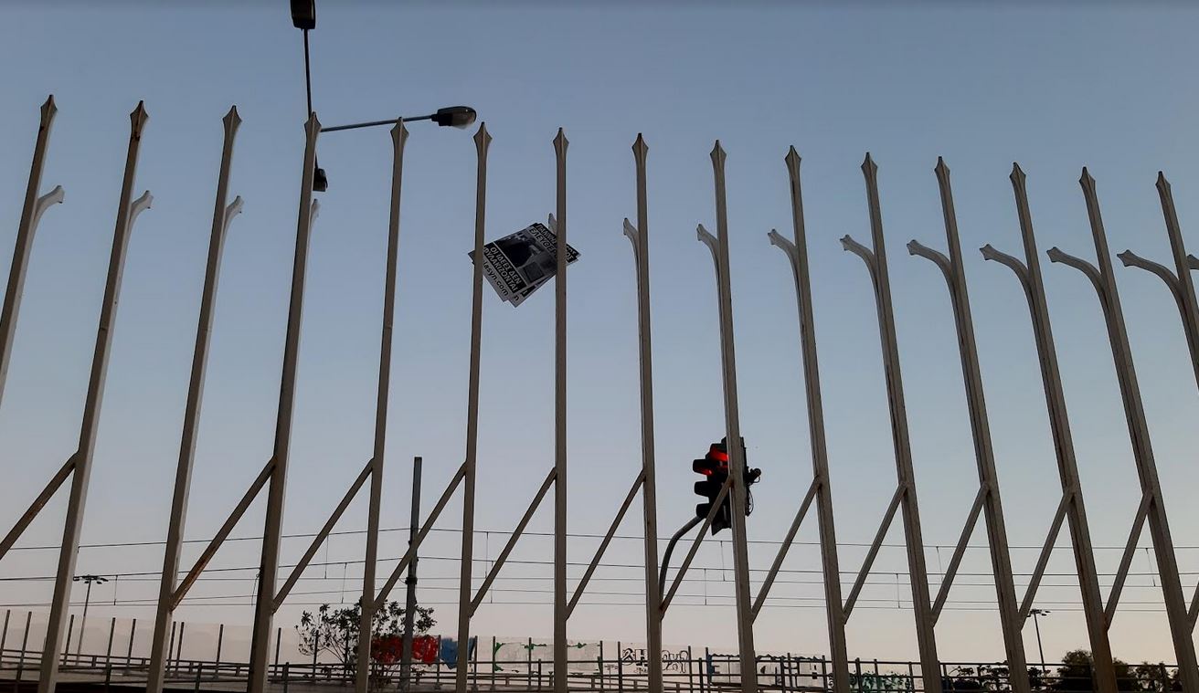 Πέταξαν τρικάκια έξω από το κτίριο της Καθημερινής- ΣΚΑΪ και έγιναν… Λαγοί-1