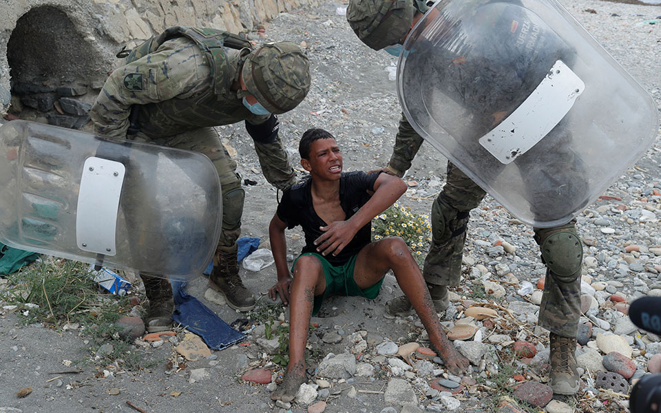 Το δράμα της Θέουτα: Ανήλικοι παλεύουν με τα νερά της Μεσογείου – Εικόνες-5