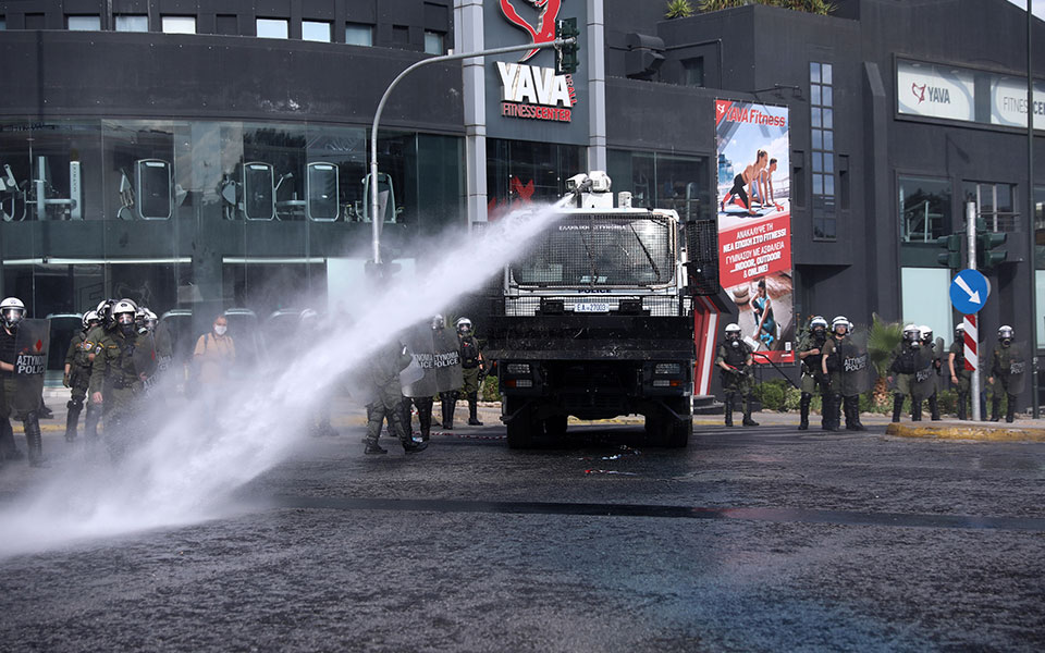 τρεις-συλλήψεις-και-δύο-αστυνομικοί-τ-561365428