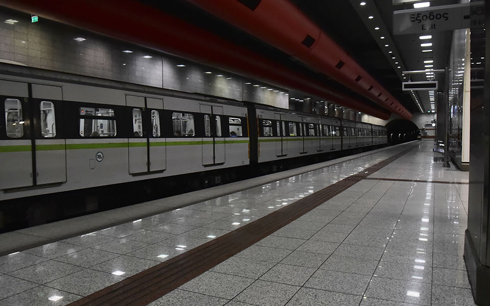 σε-45΄-από-το-λιμάνι-του-πειραιά-στο-αερο-561370546