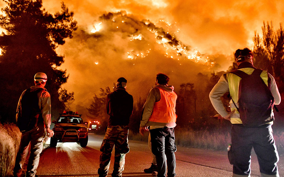 Φωτιά στον Σχίνο: Ολονύχτια μάχη με φλόγες και θυελλώδεις ανέμους-1
