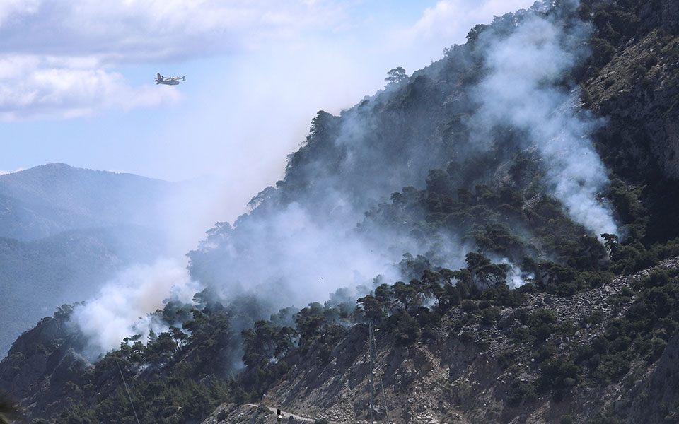 υπό-πλήρη-έλεγχο-η-πυρκαγιά-στο-καλαμά-561380419