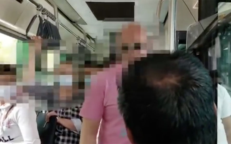 οδηγός-λεωφορείου-σε-μετανάστη-εδώ-κ-561355369