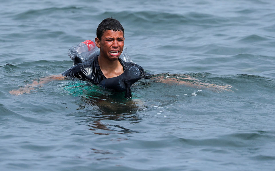 Το δράμα της Θέουτα: Ανήλικοι παλεύουν με τα νερά της Μεσογείου – Εικόνες-4