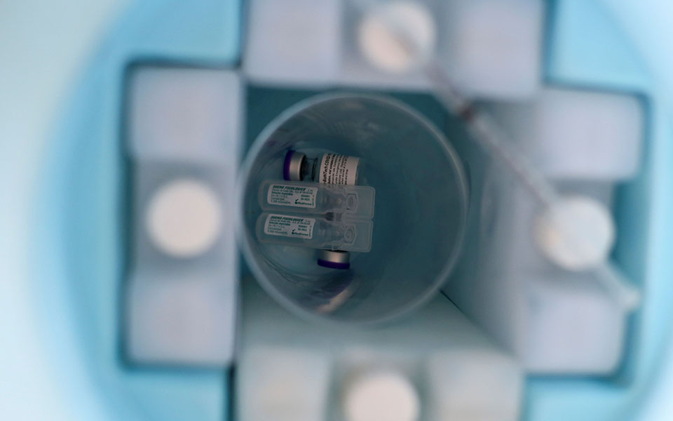 εμβόλια-pfizer-και-astrazeneca-ποιο-παράγει-τα-περισσ-561365944