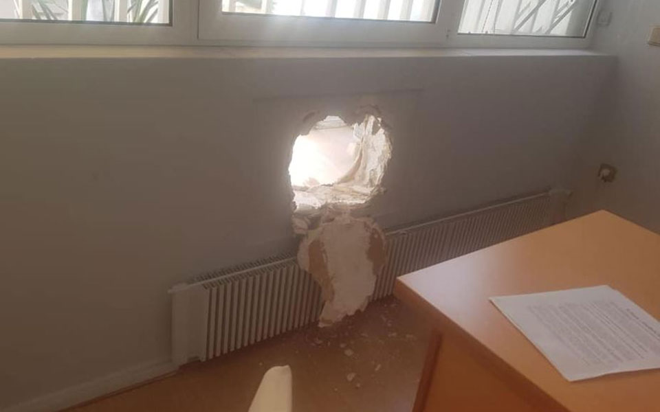 ριφιφί-στο-γραφείο-του-eυκλείδη-τσακαλ-561353050