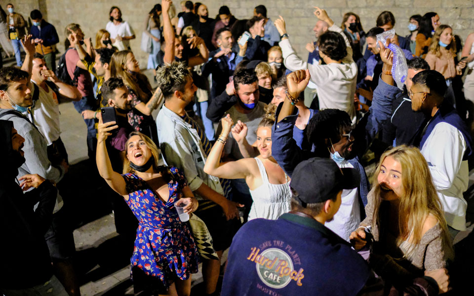 Ισπανία: Φιέστες «ελευθερίας» για τη χαλάρωση των μέτρων-2