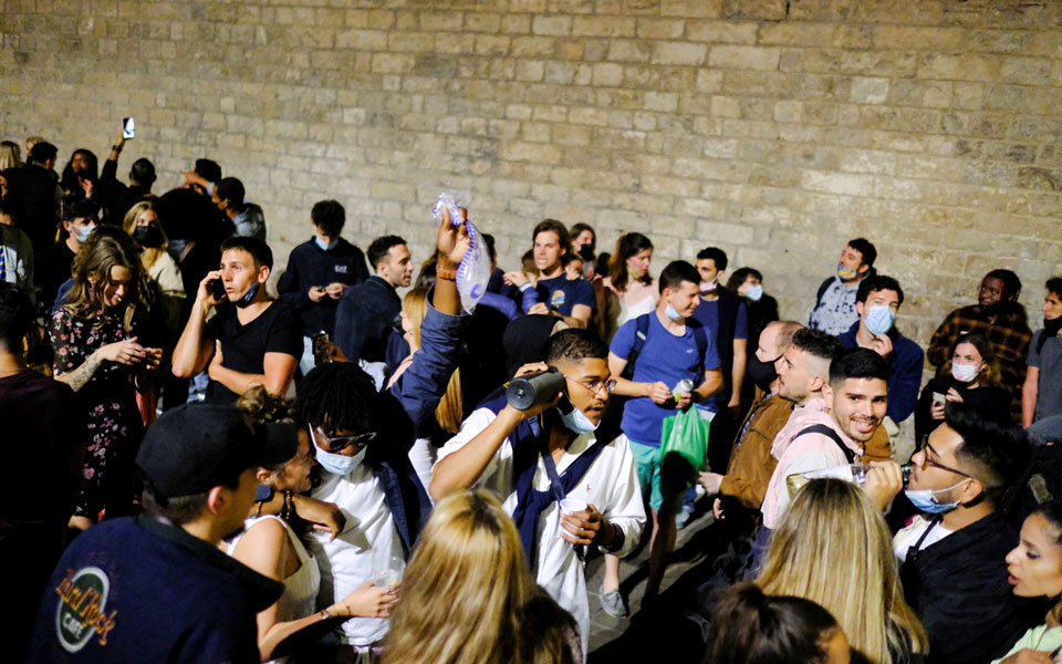 Ισπανία: Φιέστες «ελευθερίας» για τη χαλάρωση των μέτρων-3