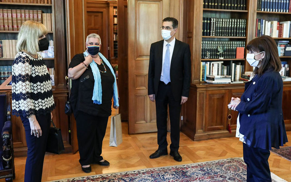 μήνυμα-κατά-της-ομοφοβίας-από-την-πρόε-561366322