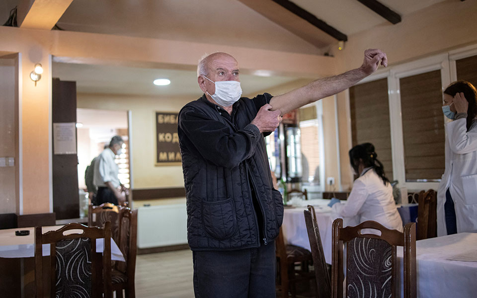 σερβία-ταβέρνα-έγινε-εμβολιαστικό-κέ-561352111