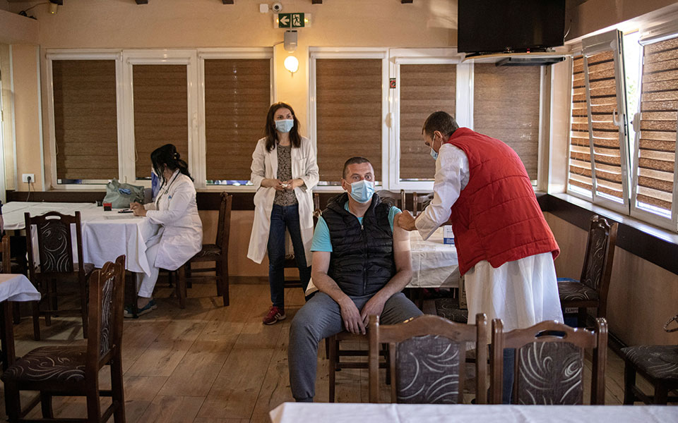 Σερβία: Ταβέρνα έγινε εμβολιαστικό κέντρο και κερνάει φαγητό-2