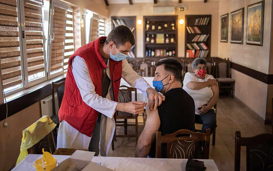 Σερβία: Ταβέρνα έγινε εμβολιαστικό κέντρο και κερνάει φαγητό-1