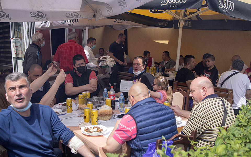 Σερβία: Ταβέρνα έγινε εμβολιαστικό κέντρο και κερνάει φαγητό-3