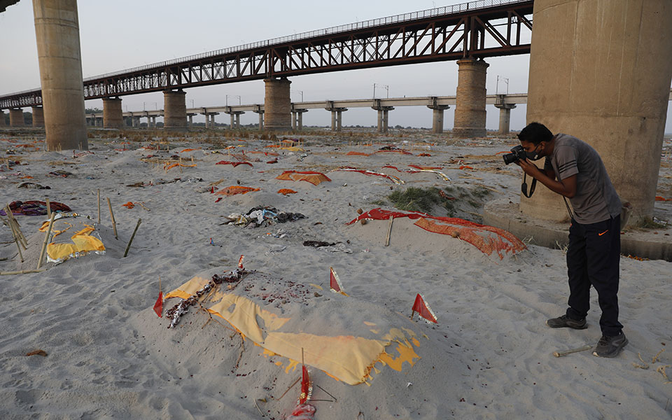 απόγνωση-στην-ινδία-ρίχνουν-σορούς-σε-561365506