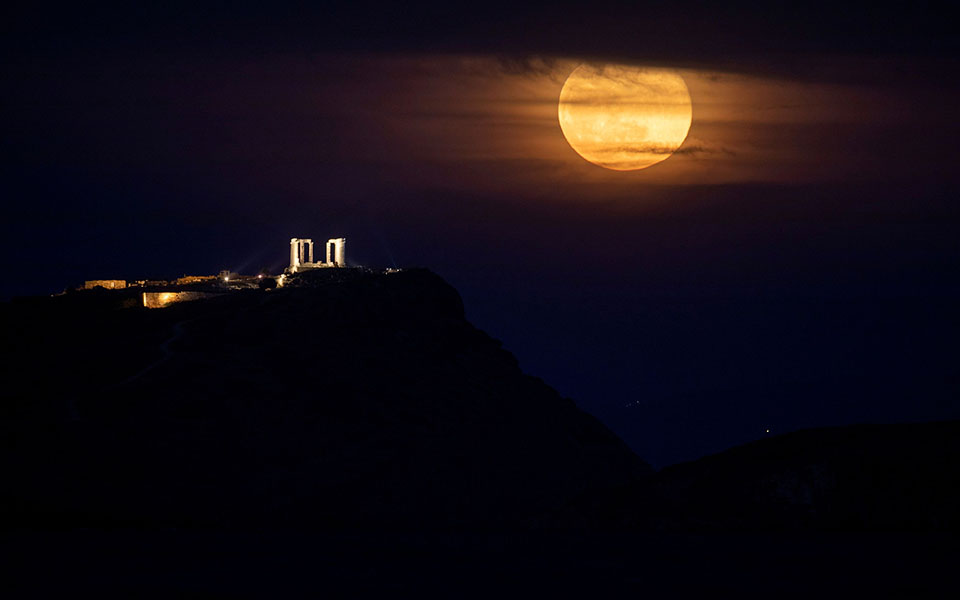 Μαγευτική υπερπανσέληνος και έκλειψη-1