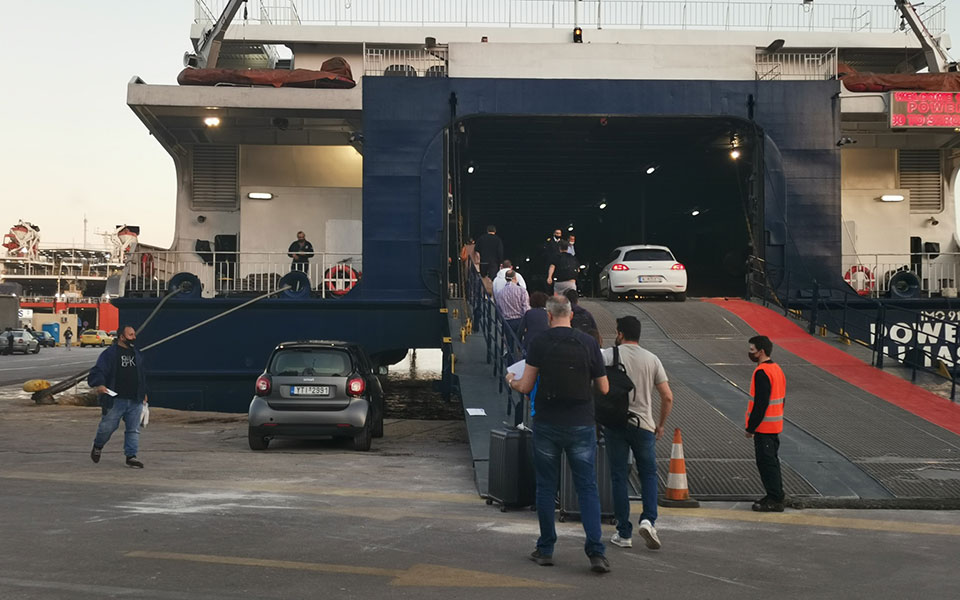 Μικρή η κίνηση στο λιμάνι του Πειραιά – Αύξηση πληρότητας των πλοίων ανακοίνωσε ο Πλακιωτάκης-4