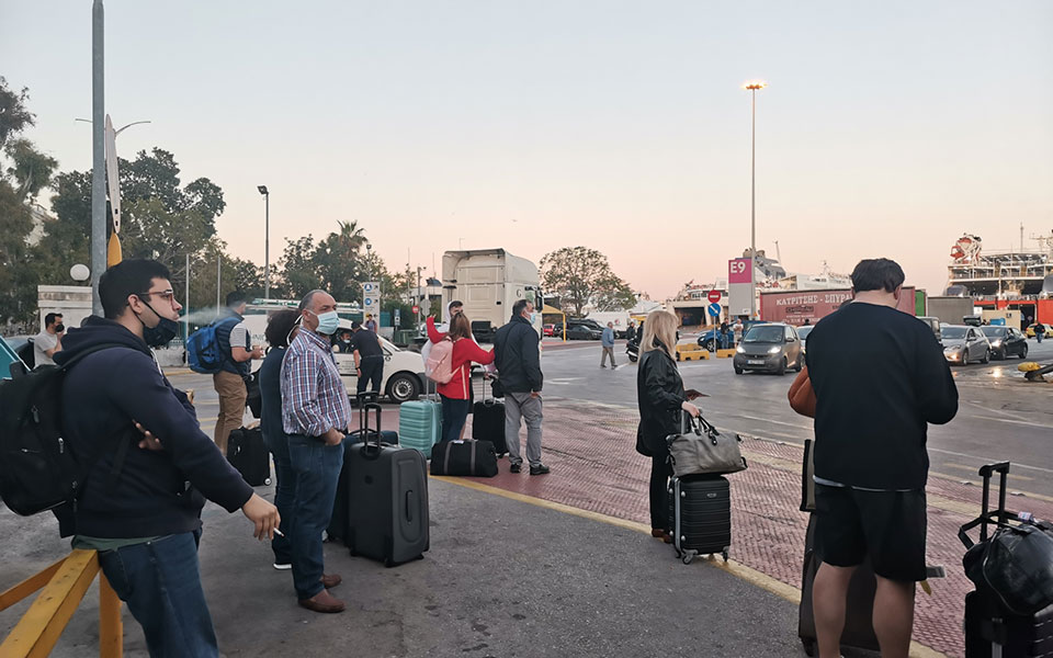 Μικρή η κίνηση στο λιμάνι του Πειραιά – Αύξηση πληρότητας των πλοίων ανακοίνωσε ο Πλακιωτάκης-2