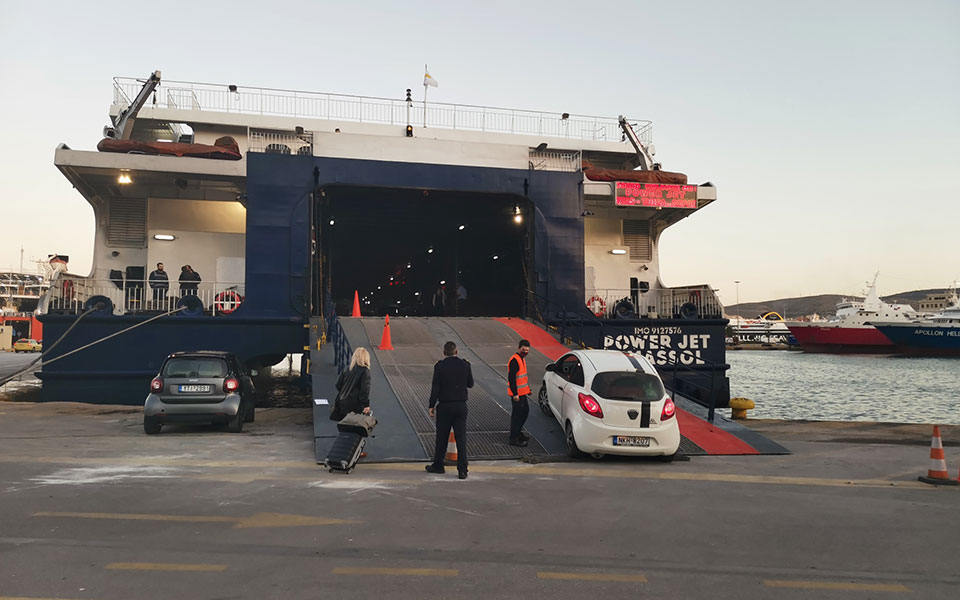 μικρή-η-κίνηση-στο-λιμάνι-του-πειραιά-561362548