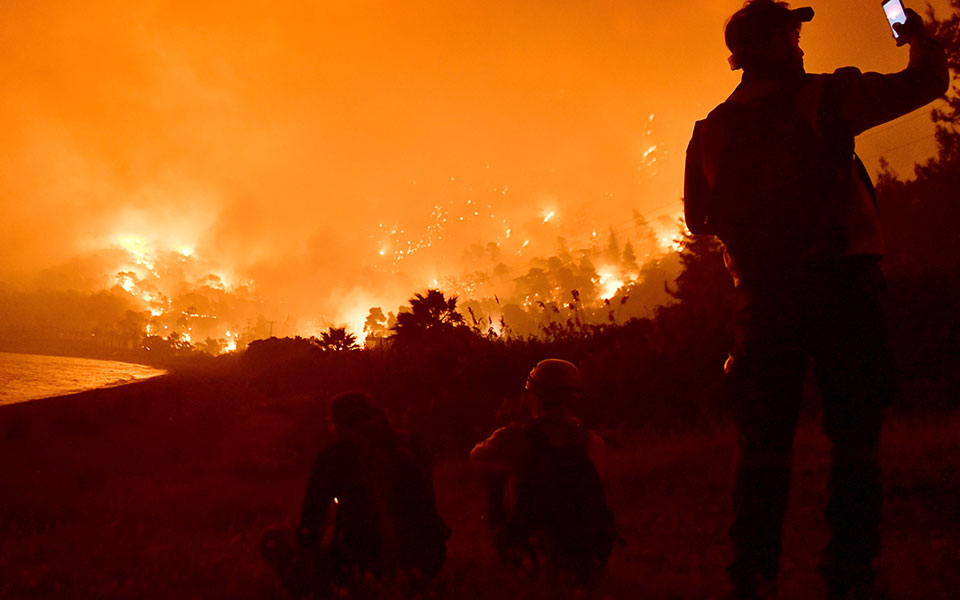Φωτιά στον Σχίνο: Ενεργοποιήθηκε το 112 – Απομακρύνονται κάτοικοι από τρεις περιοχές-3