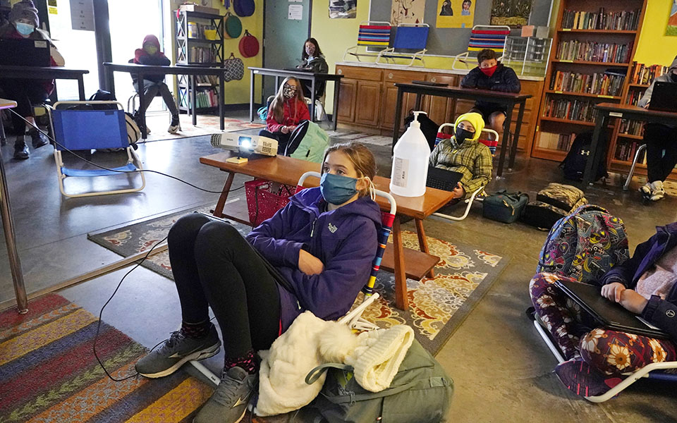 ηπα-κορωνοϊός-συνεχίζεται-η-χρήση-μάσ-561365527