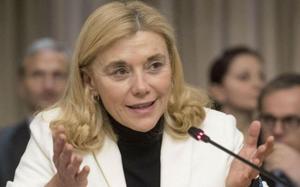 γυναίκα-για-πρώτη-φορά-στο-τιμόνι-των-μ-561362206