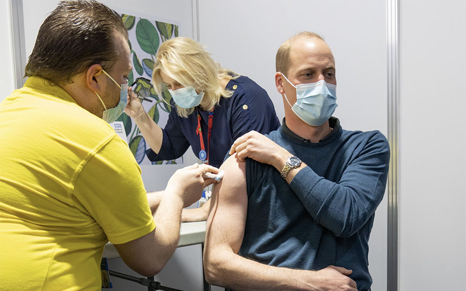 ο-πρίγκιπας-ουίλιαμ-έλαβε-την-πρώτη-δό-561370045