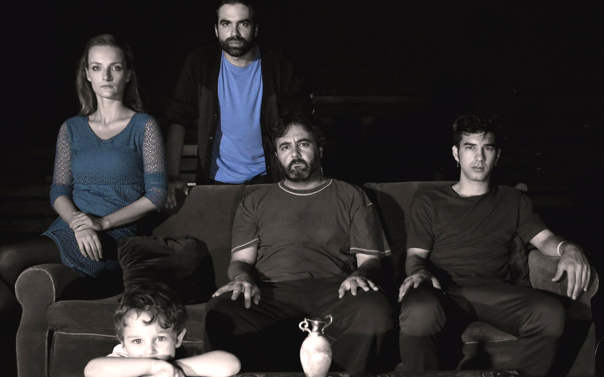 xαρτοπόλεμος-στην-πλατεία-θεάτρου-τ-561368893