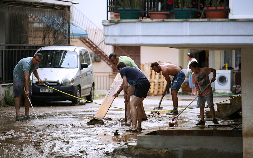 κακοκαιρία-με-βροχές-και-καταιγίδες-κ-561398530