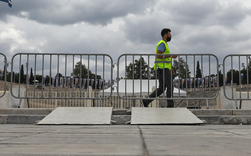 Προετοιμασίες στο Καλλιμάρμαρο για την επίδειξη του Dior (εικόνες)-1