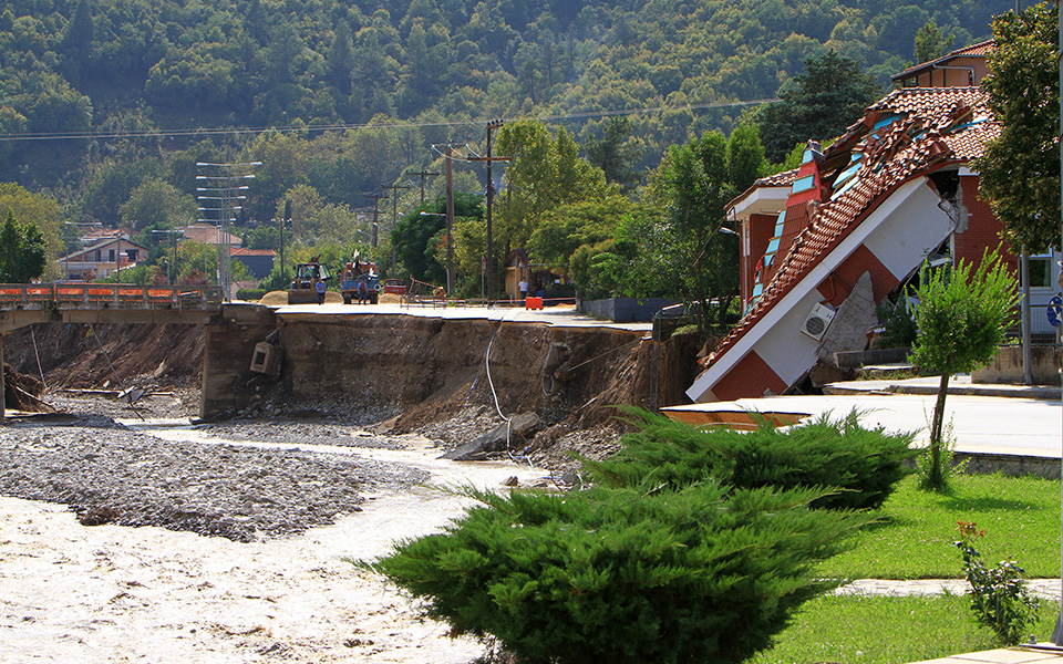 περισσότεροι-από-230-νεκροί-στην-ελλάδα-561383587