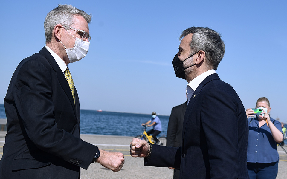 Τζ. Πάιατ: Βόλτα με ηλεκτρικό πατίνι στη Νέα Παραλία Θεσσαλονίκης-2