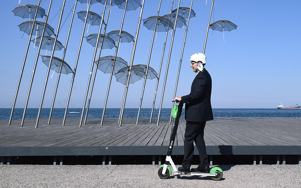 τζ-πάιατ-βόλτα-με-ηλεκτρικό-πατίνι-στη-561386593