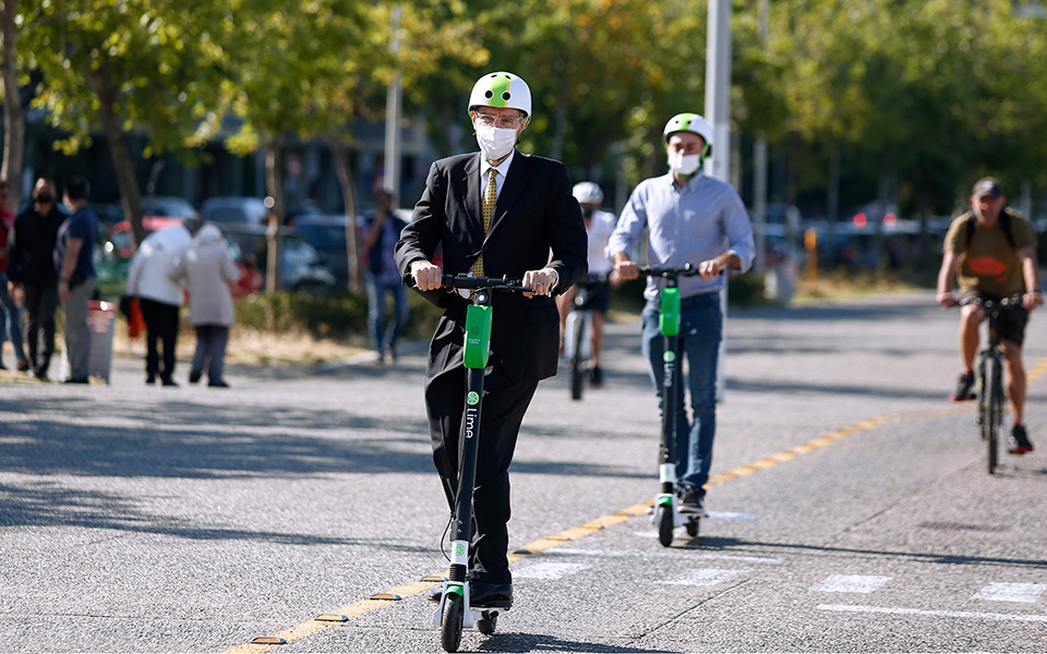 Τζ. Πάιατ: Βόλτα με ηλεκτρικό πατίνι στη Νέα Παραλία Θεσσαλονίκης-1