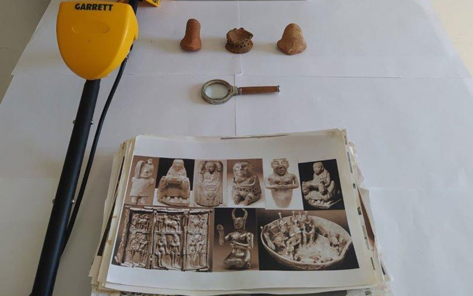 Λακωνία: Σύλληψη 59χρονου για παράνομη αρχαιολογική έρευνα – Τι βρέθηκε στην κατοχή του (εικόνες)-1