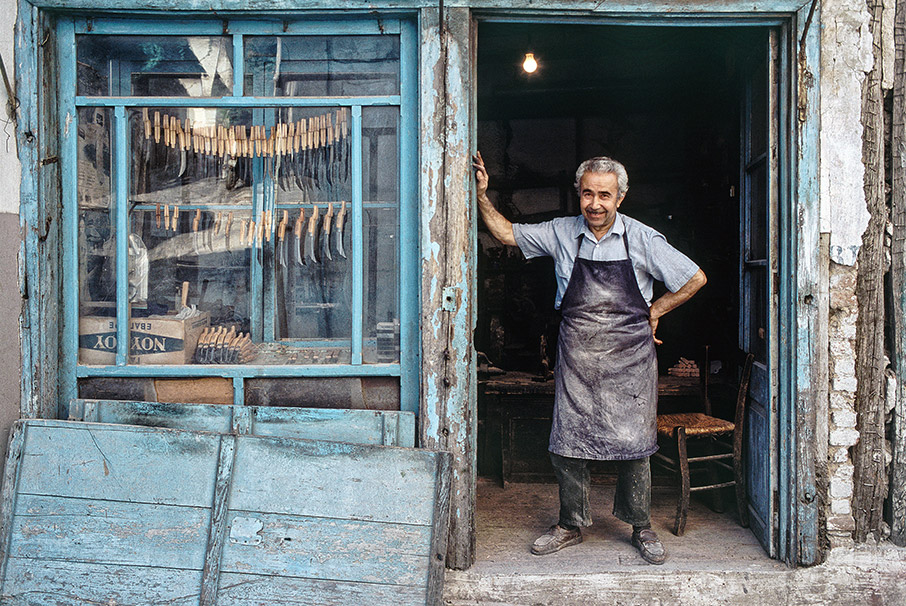Ο μαχαιράς της Λέσβου, πλάι στη βιτρίνα του εργαστηρίου του