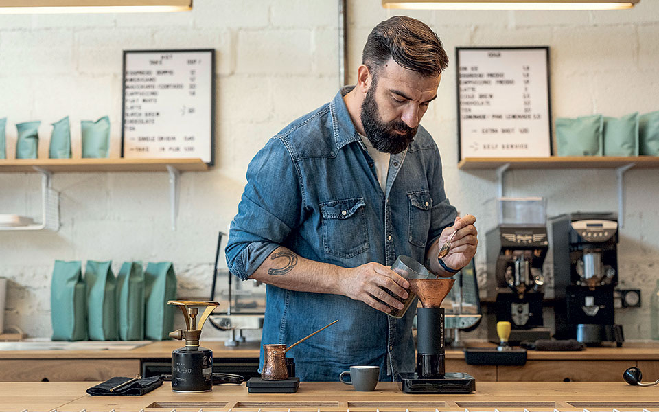 η-παράδοση-του-ελληνικού-καφέ-γίνεται-tr-561406459