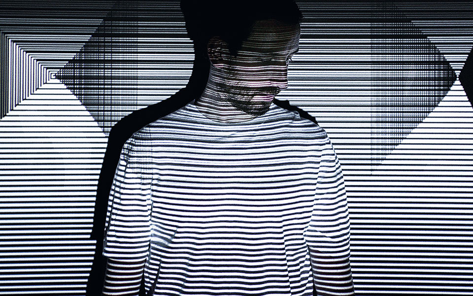 Ο Μαξ Κούπερ ηλεκτρίζει το Ηρώδειο-1