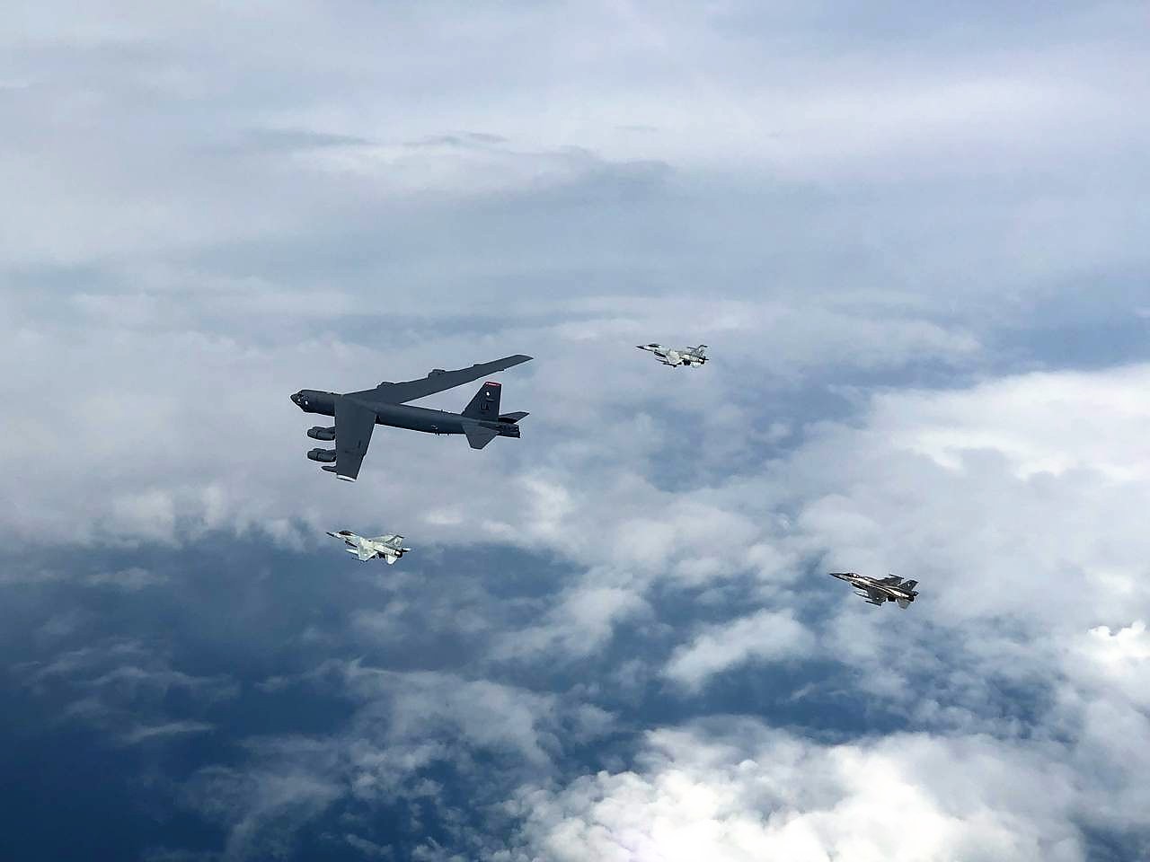 Ελληνικά F-16 πέταξαν με βομβαρδιστικό B-52 της USAF (εικόνες)-1