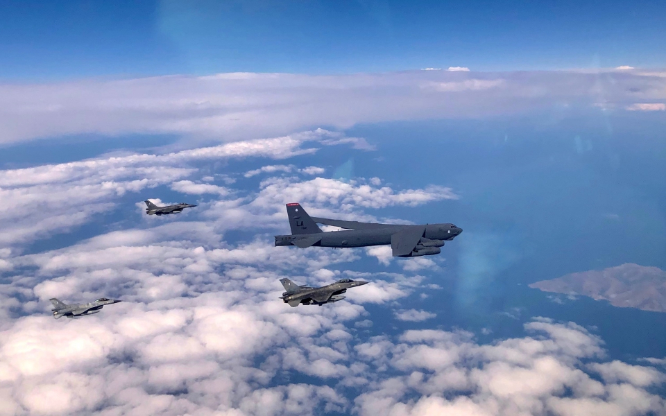 ελληνικά-f-16-πέταξαν-με-βομβαρδιστικό-b-52-τ-561401749