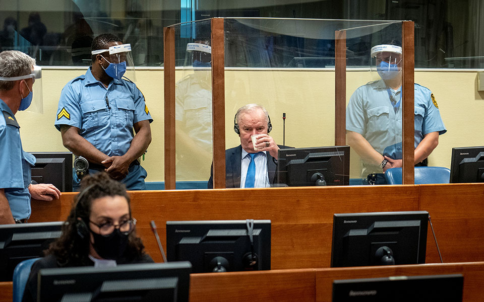 Απερρίφθησαν οι ενστάσεις Μλάντιτς, παραμένουν τα ισόβια-1