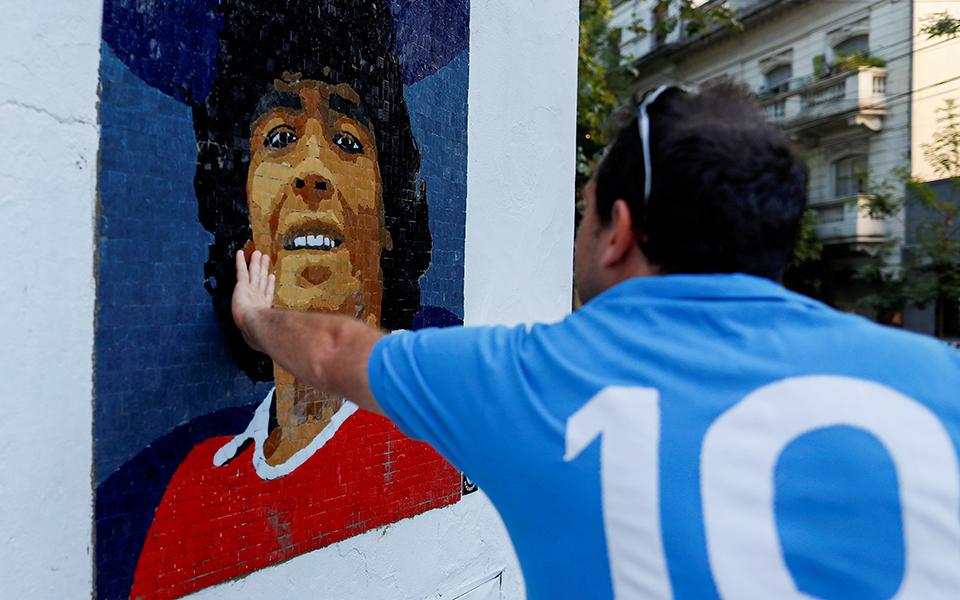 νοσοκόμος-μαραντόνα-δεν-τον-εγκατέλε-561399712