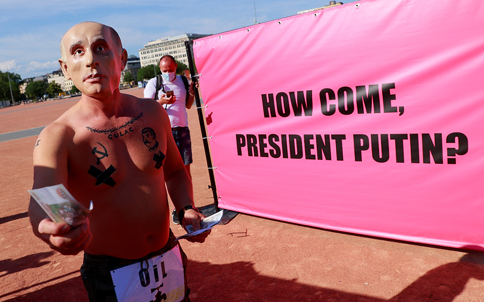 Ακτιβιστής «Πούτιν» διαδηλώνει στη Γενεύη υπέρ της απελευθέρωσης του Ναβάλνι (εικόνες)-5