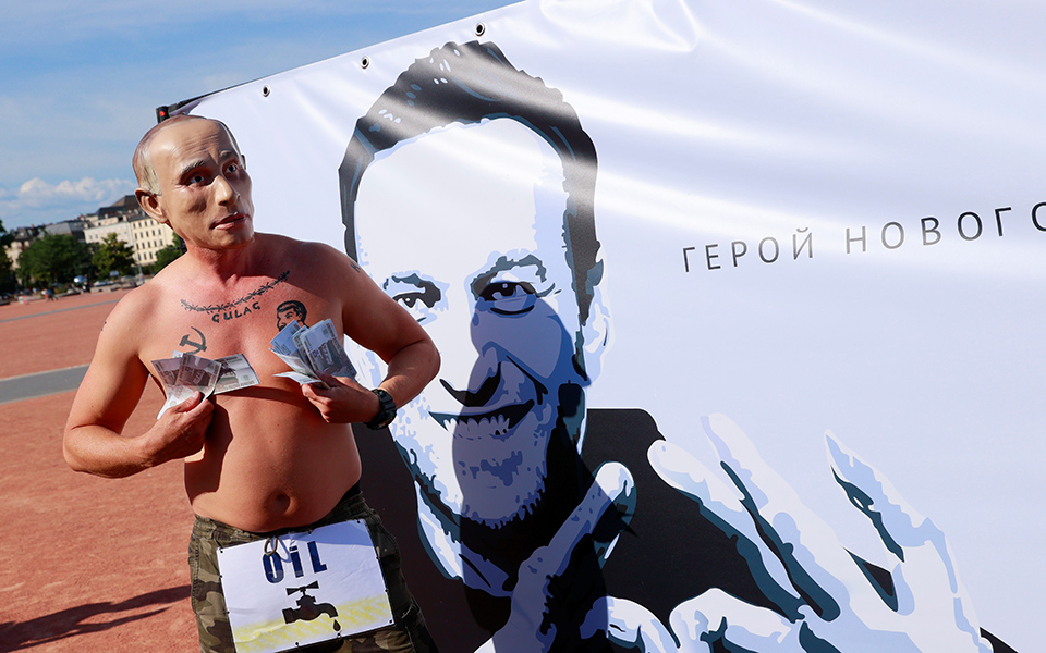 Ακτιβιστής «Πούτιν» διαδηλώνει στη Γενεύη υπέρ της απελευθέρωσης του Ναβάλνι (εικόνες)-3