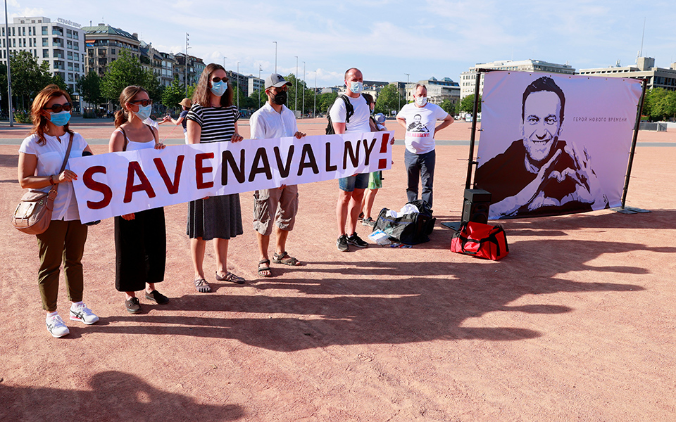 Ακτιβιστής «Πούτιν» διαδηλώνει στη Γενεύη υπέρ της απελευθέρωσης του Ναβάλνι (εικόνες)-4