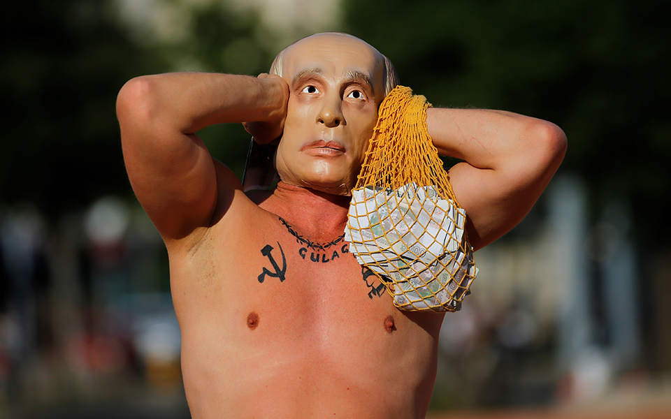 Ακτιβιστής «Πούτιν» διαδηλώνει στη Γενεύη υπέρ της απελευθέρωσης του Ναβάλνι (εικόνες)-1