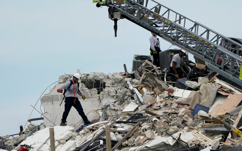 κατάρρευση-κτιρίου-στο-μαϊάμι-τέσσερ-561411505