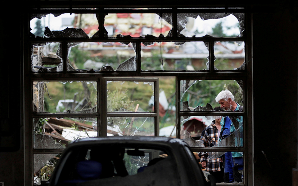 Σπάνιος ανεμοστρόβιλος «χτύπησε» την Τσεχία – Νεκροί, τραυματίες και καταστροφές (εικόνες)-4