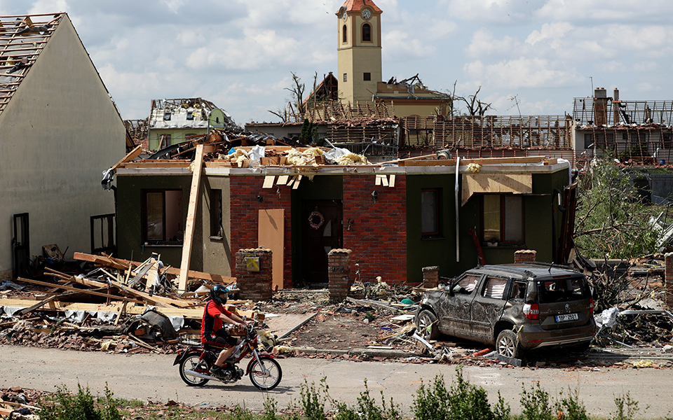 Σπάνιος ανεμοστρόβιλος «χτύπησε» την Τσεχία – Νεκροί, τραυματίες και καταστροφές (εικόνες)-2