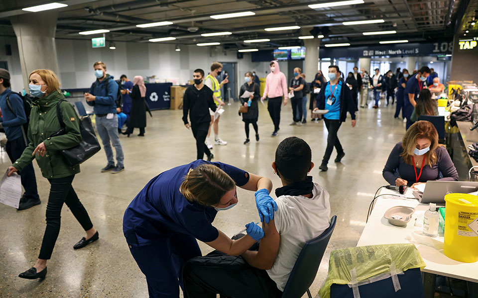 εκρηξη-με-22-868-νέα-κρούσματα-και-υψηλό-π-561414505