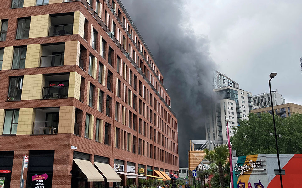 πυρκαγιά-κοντά-σε-σιδηροδρομικό-σταθ-561414427